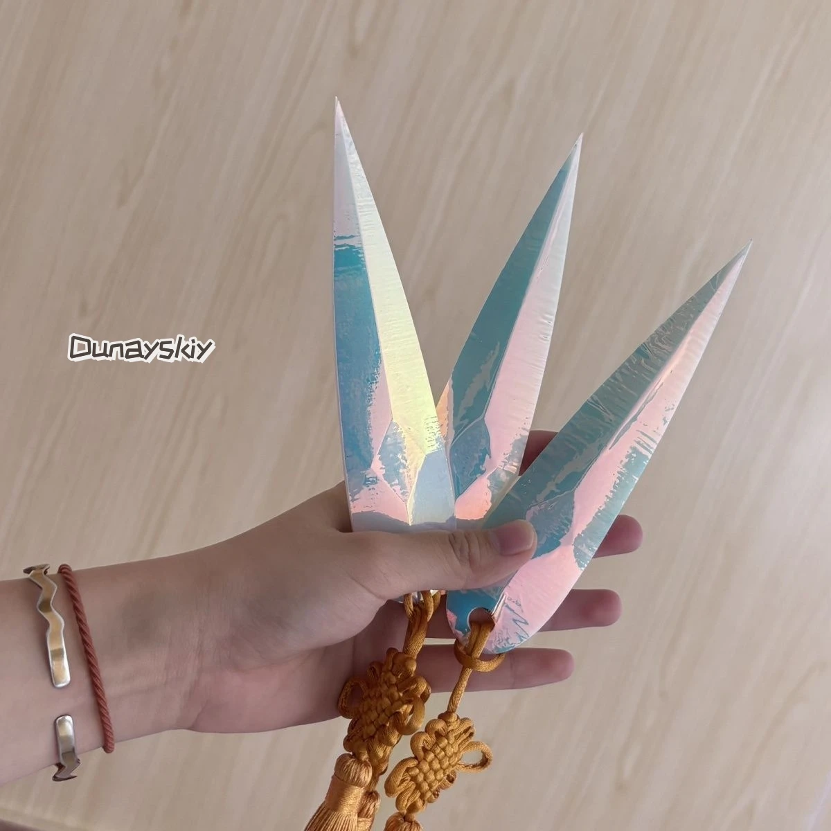 2025 كارتون شيطان هنتر من KPop Zoey تأثيري دارت بوميرانج الأسلحة كوسبفريه الدعائم الأسلحة النساء الكبار الفتيات هالوين اكسسوارات