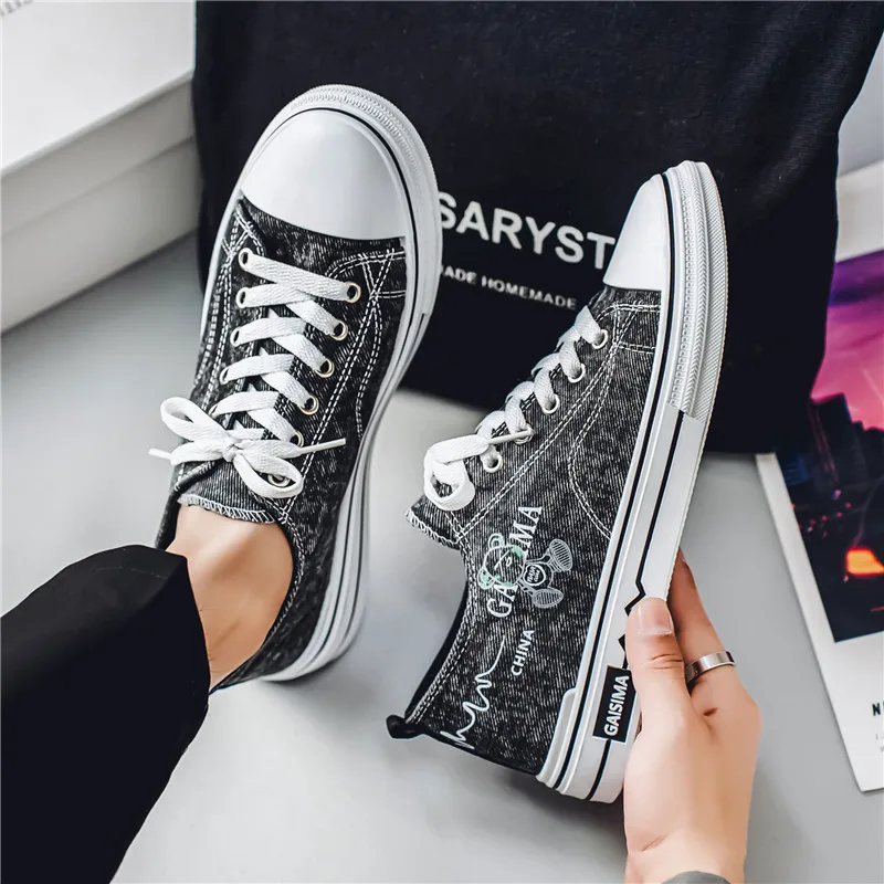 2025 Scarpe da ginnastica di tela da uomo estive Scarpe basse casual traspiranti per adolescenti Calzature comode e leggere alla moda per giovani streetwear