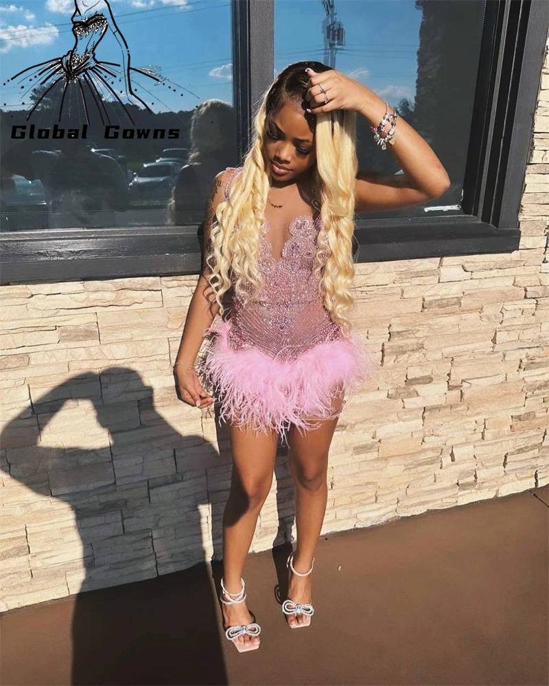 

Luxury Sheer O Neck Women Mini Cocktail Dress Pink Feather Black Girl Beaded Crystal Rhinestone Short Prom Dresses 2023 For