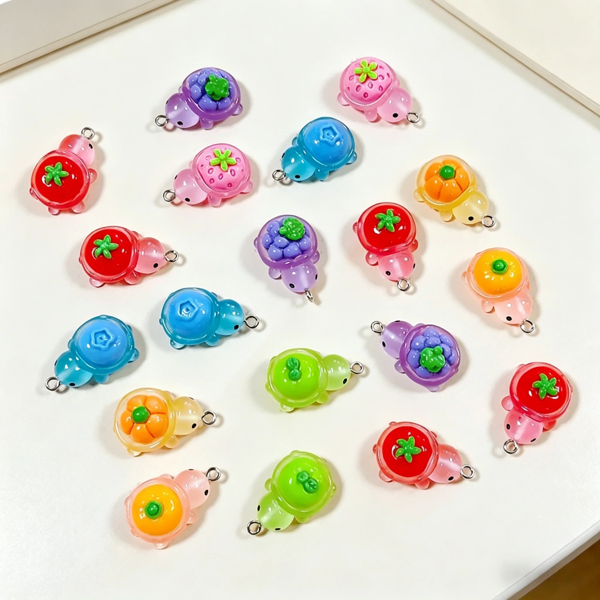 10 Stück im Dunkeln leuchtende Frucht-Schildkröten-Harzanhänger, Cartoon-Tieranhänger für DIY-Schmuck, handgefertigte Ohrringe, Armband-Accessoires