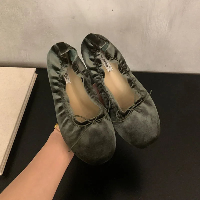 Lässige, weiche, modische Seiden-Ballerinas für Damen, flache Schuhe mit runder Spitze, flache Damenschuhe mit Schmetterlingsknoten, Slip-On-Modelle. – Detail 5
