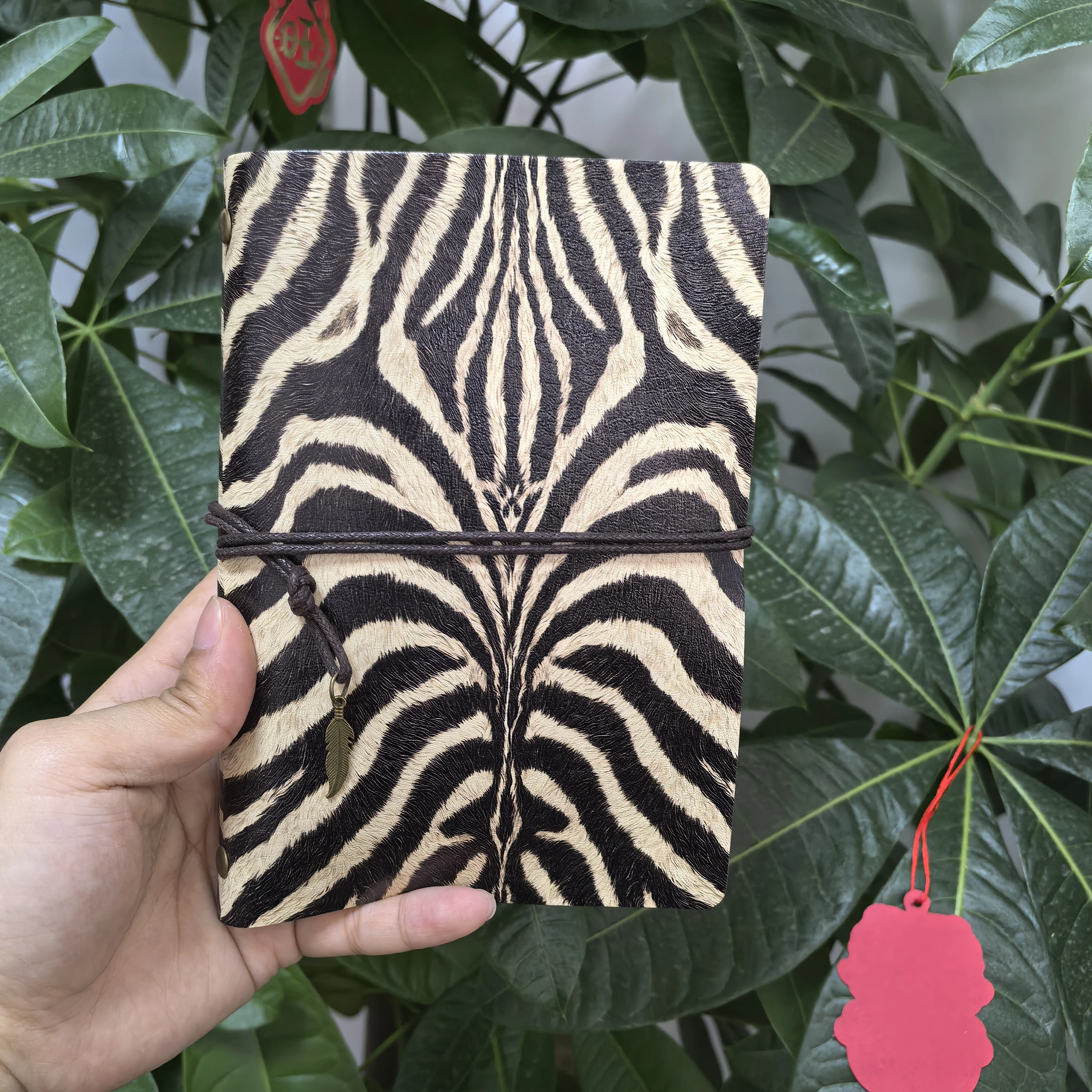 Vintage Zebra-Streifen PU-Leder Notizbuch, Nachfüllbares Reise-Notizbuch mit Feder-Charm, Safari-Stil Tagebuch Geschenk für Tierliebhaber – Detail 3