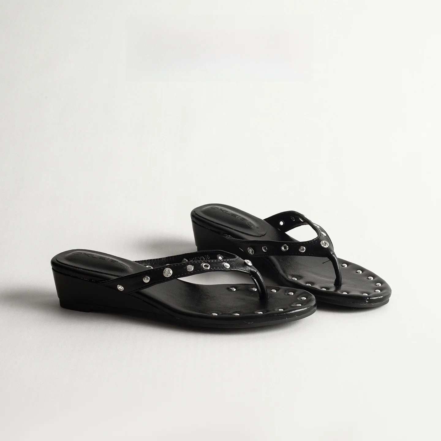 

Leather Rivet Platform Sandals Women's Summer Casual Versatile Slip-On Toe-Post Slippers Breathable Comfortable Rubber Sole
