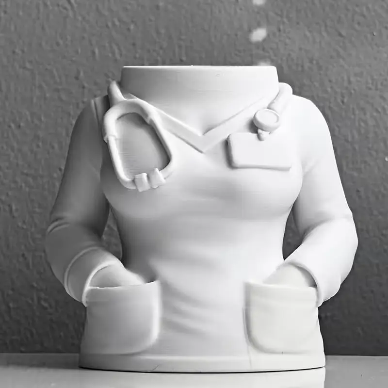 

1pcs Nurse Shaped Pen Holder – White Coat Design, PLA Desktop Decoration, Medical Student & Worker Gift