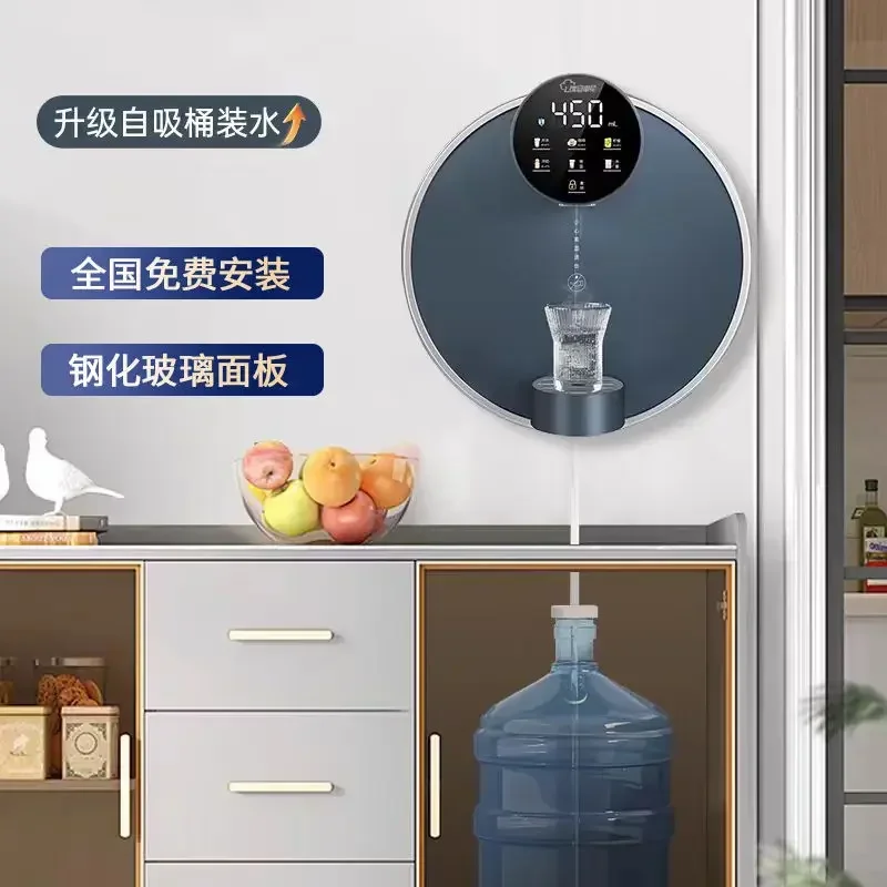 

Трубопроводная машина, подключенная к бутилированной воде. Бытовой настенный диспенсер для горячей и холодной воды двойного назначения.