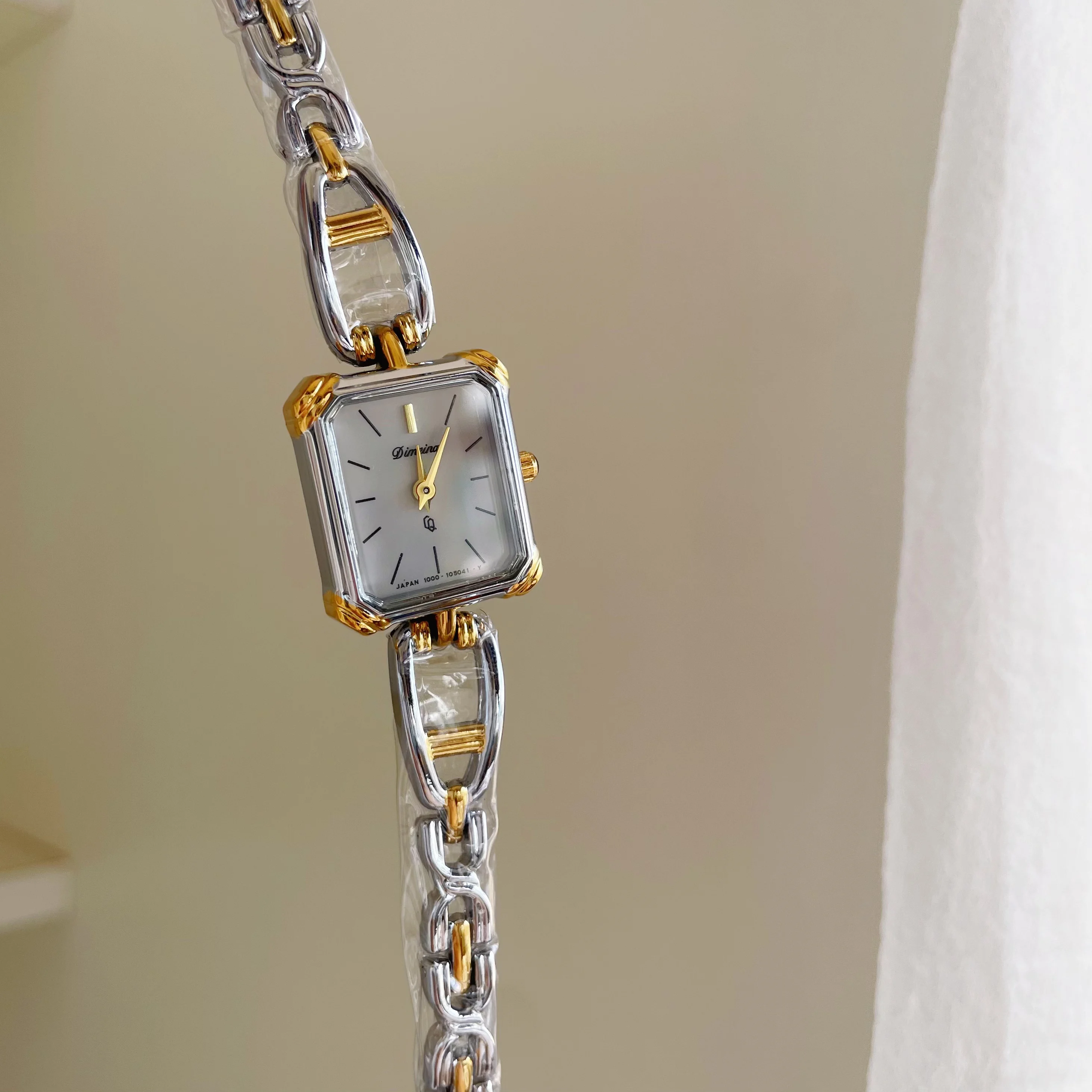 Retro luxury square bracelet watch for women, gold-tone, simple and elegant, 2025 new style, a great gift for your girlfriend.