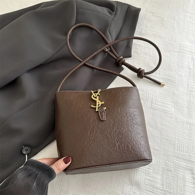 تصميم 2025 حقيبة يد كلاسيكية جديدة للتنقل اليومي العصري، تتميز به هيكلًا كبيرًا على شكل دلوًا.