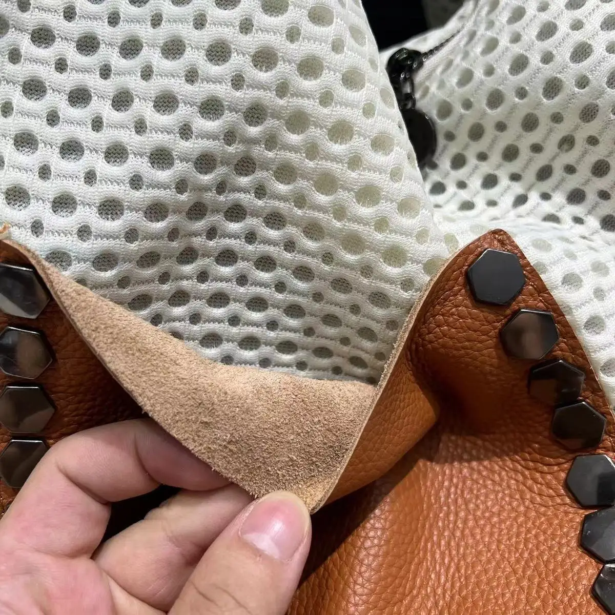 Modische und individuelle Damen-Umhängetaschen aus genietetem Rindsleder mit großem Fassungsvermögen und Gittermuster. – Detail 21