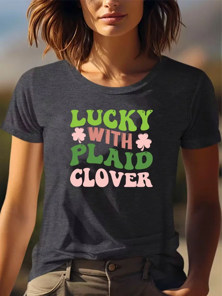 Lucky With Plaid Clover تي شيرت نسائي كاجوال برسومات جميع المواسم ملابس قصيرة الأكمام ورقبة مستديرة رمادي تي شيرت 180 جرام ملابس لجميع المواسم