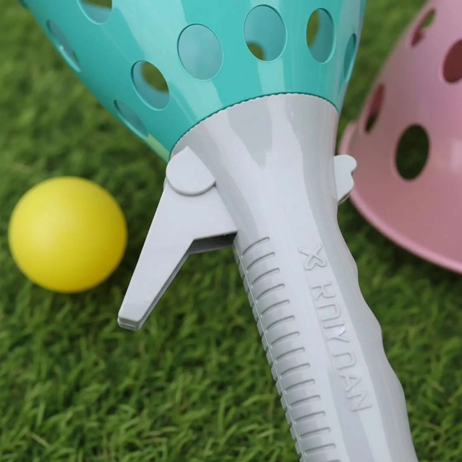 

Launch and Grab Sphere Game Lightweight Handheld Sphere Thrower Toy Plastic Collector Catcher Portable Press and Grab Toy Set