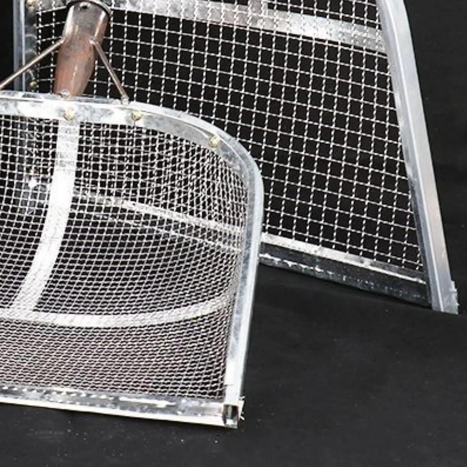 Sieve Shovel Multipurpose Agricultural Tool Easy to Use Leaking Soil Shovel Sand Sifting Shovel Metal Mesh Screen for Peanut