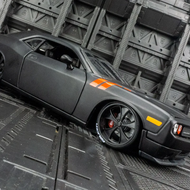

Maisto 1:24 2008, Dodge Challenger, модель автомобиля из сплава, статические украшения, которые можно подарить в качестве подарка на день рождения для детей