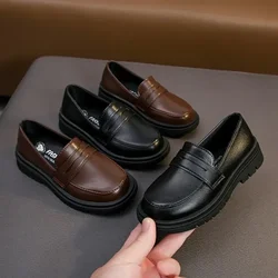 Nuovo 2024 primavera autunno PU scarpe in pelle ragazzi ragazze gran bretagna stile nero marrone scarpe da prestazione bambini Slip-on mocassini Casual