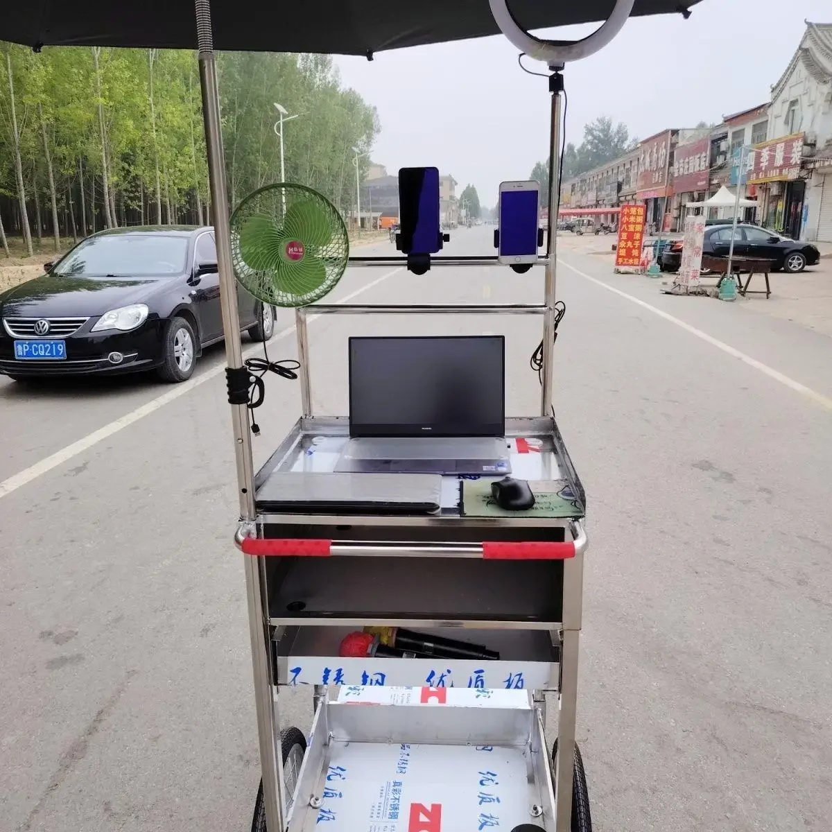 Интернет-тележка для знаменитостей (три слоя с зонтиком) легко разбирается и сборка, полностью функциональная и очень легкая.