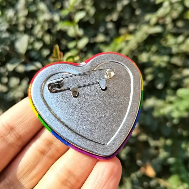 Pin solapa del corazón colorido