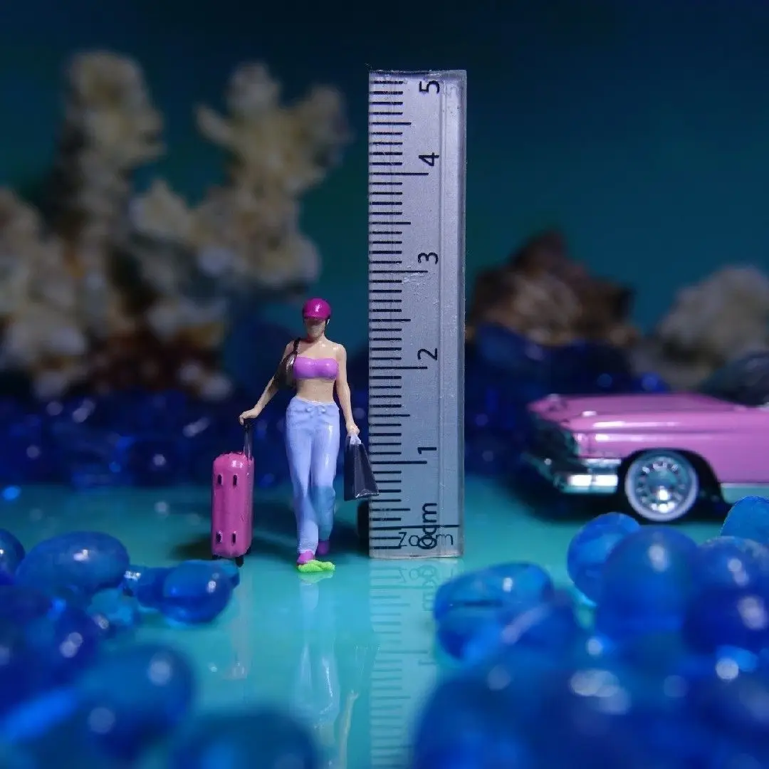 Bandeja de arena, modelo de microtomo, figura de juguete, hermosa chica con adorno de maleta, 2,7 cm, 1/64