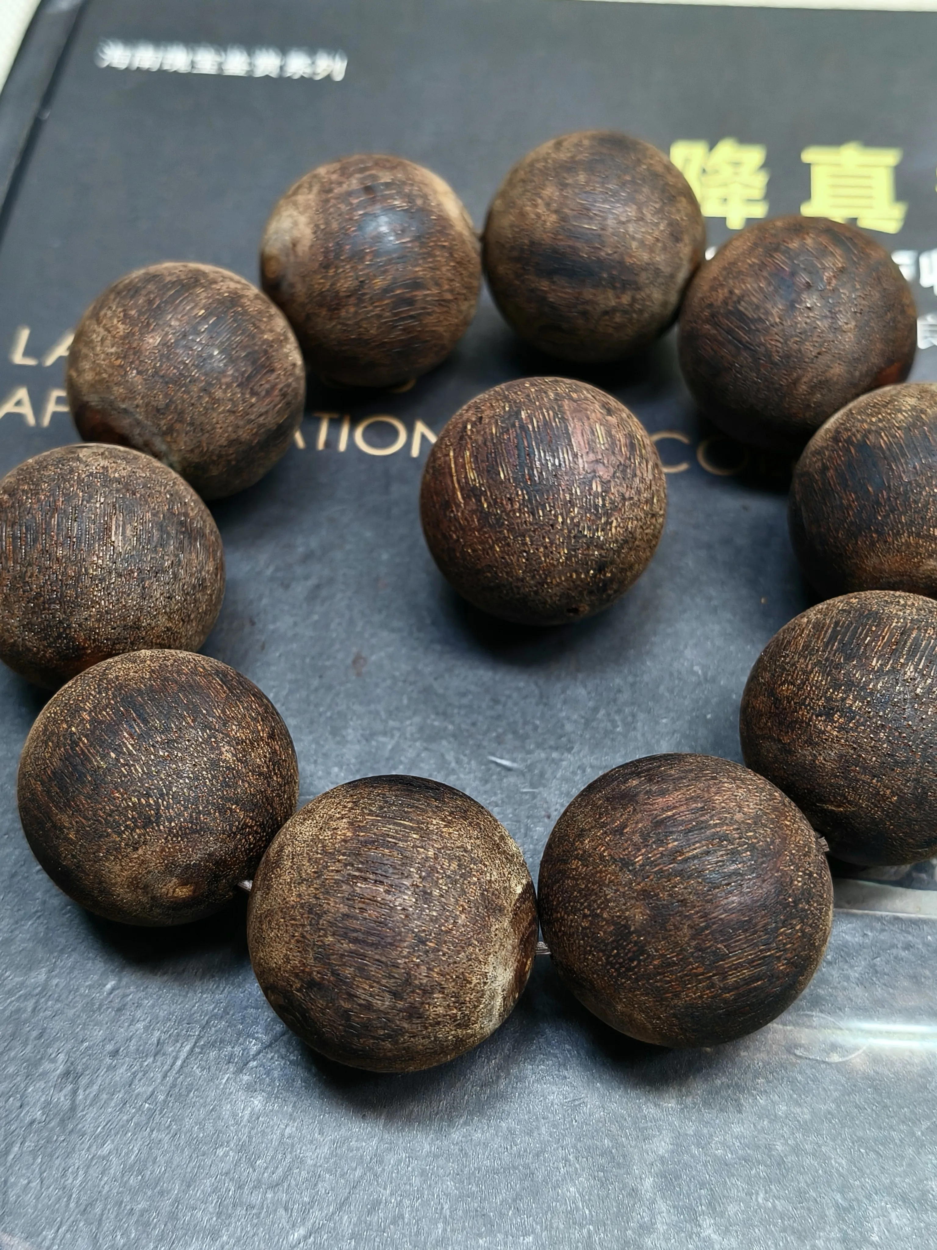 Chinese Style Natural Jiangzhenxiang Wood 2.5cm Beaded Bracelet Lucky Blessing Wealth Attracting Prayer Jewelry For Men Meditati