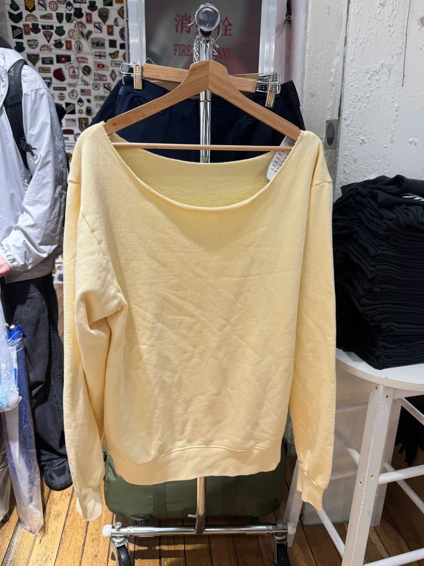 سترة نسائية صفراء فضفاضة غير رسمية مثيرة برقبة مائلة وأكمام طويلة بلوفرات قطنية للخريف بسيطة عتيقة بقلنسوة كبيرة الحجم Y2k جديد