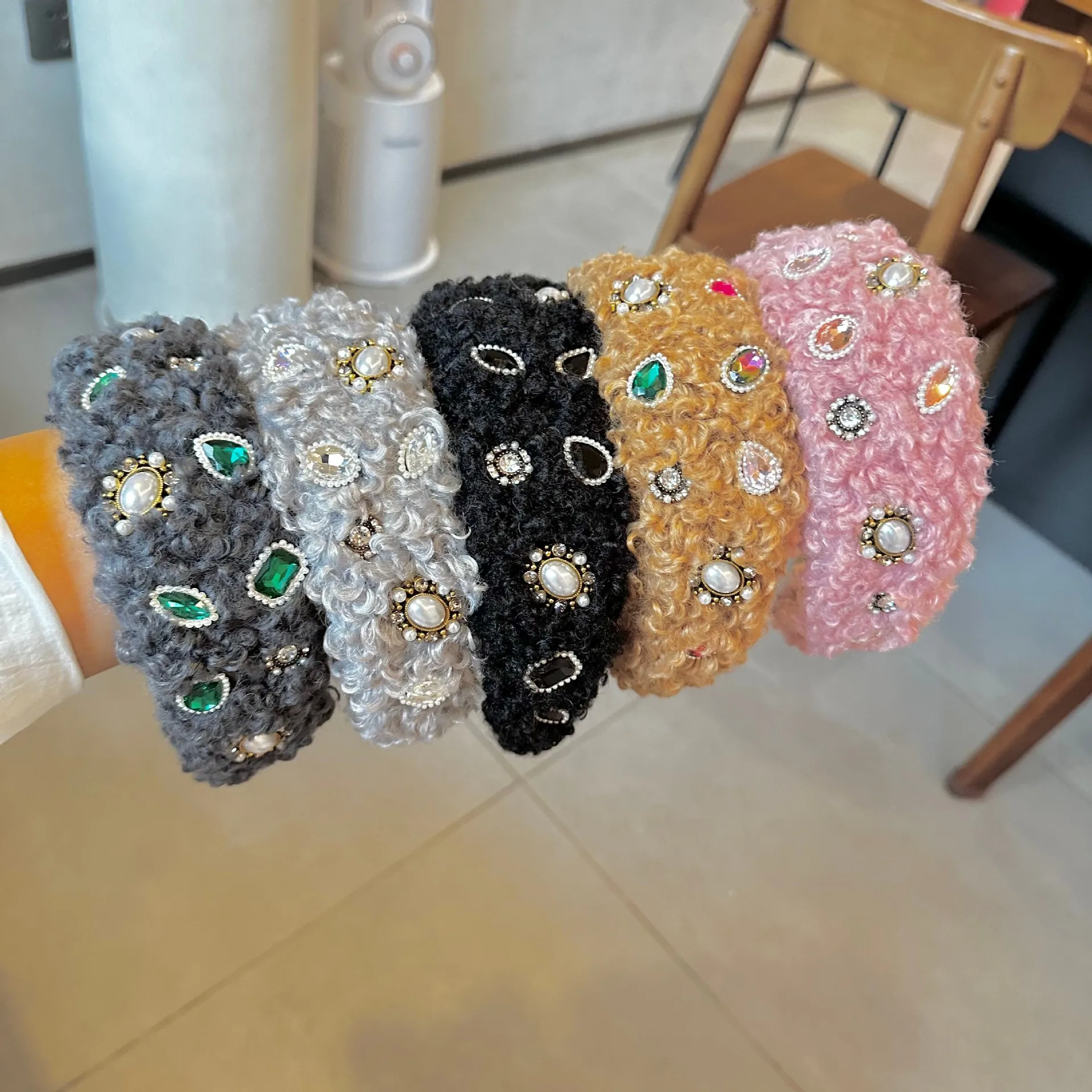 

Fashionable Velvet Hairband with Colorful Diamonds for Women High Top Headband Vintage Stylish Hair Accessories Wholesale