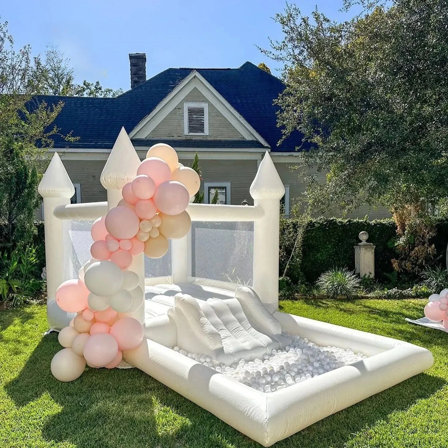 Casa di rimbalzo bianca al 100% in PVC morbido per bambini con pallina scorrevole Personalizzazione del partito Mini castello gonfiabile gonfiabile con ventilatore