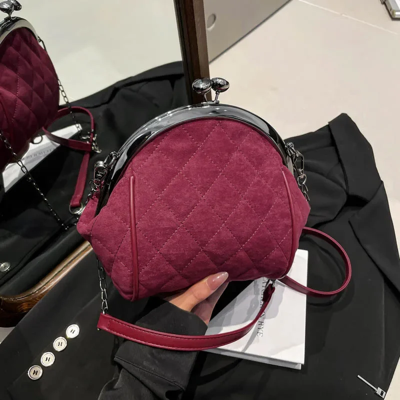 

Diamond Grid Clip Shoulder Bag for Women, Shell Bag, Small Fragrance Style, Fashionable Chain, Crossbody Phone Bag