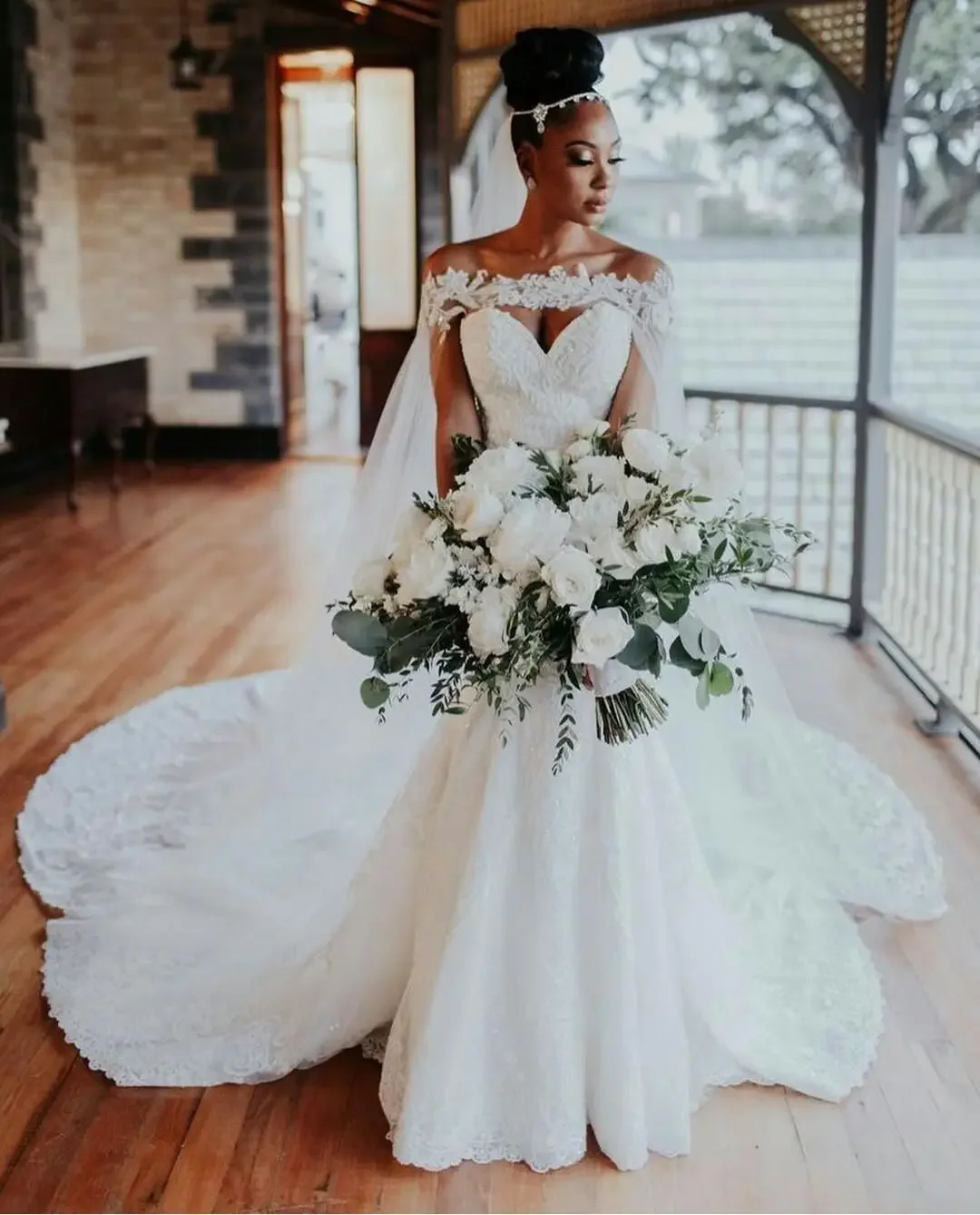 

Customized Fashionable Mermaid Wedding Dresses African Sweetheart Full Lace Applique Crystal Beads Chapel Train Bridal Gowns Wit