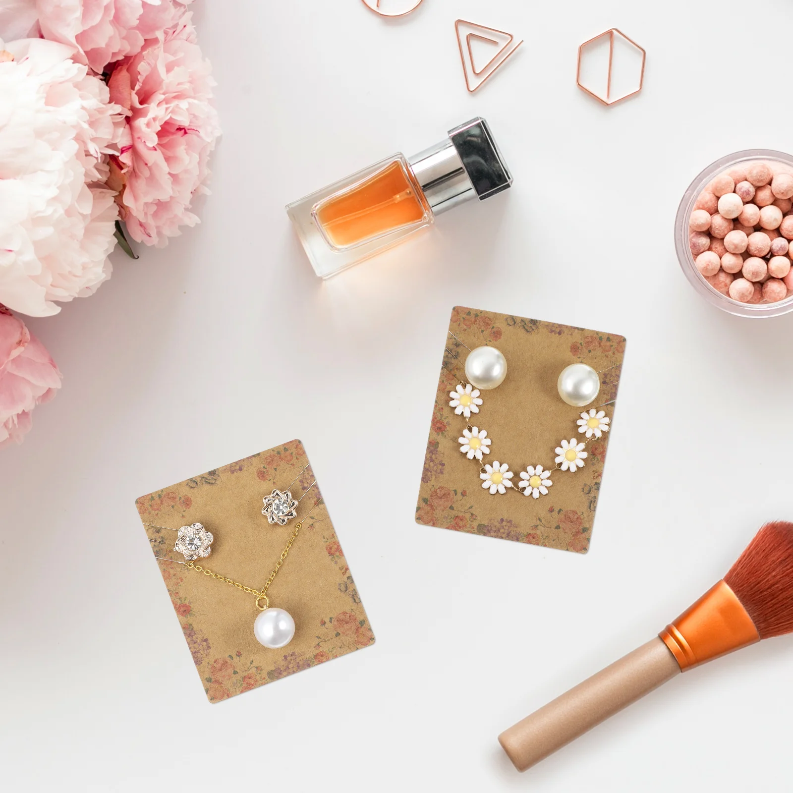 مجموعة بطاقات عرض مجوهرات بنمط الأزهار الجذابة مكونة من 100 قطعة للأقراط والقلائد والأساور ومجموعة بطاقات عرض المجوهرات