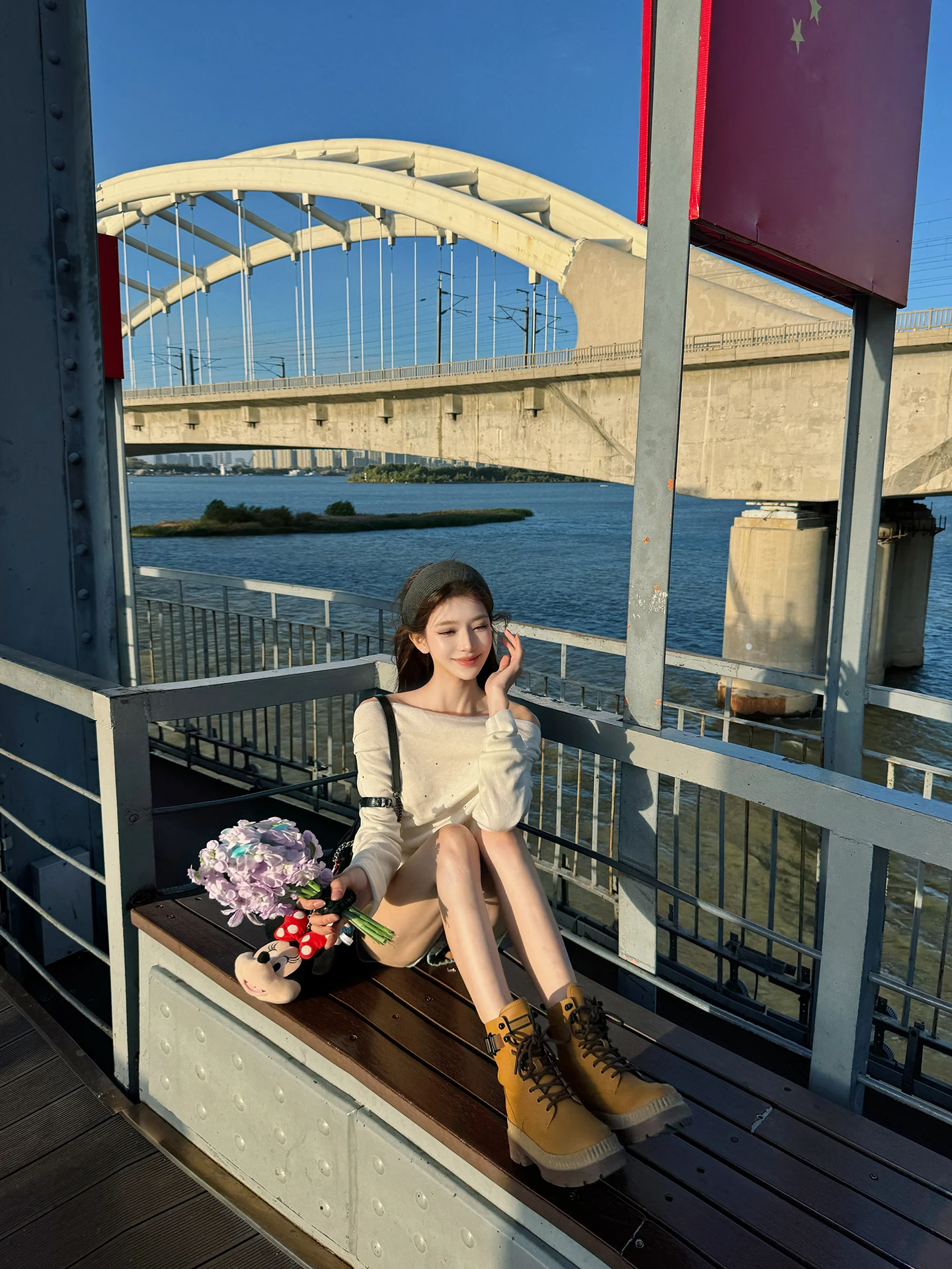 

Изысканный белый свитер с блестящими стразами и асимметричным вырезом на одно плечо, женский, облегающий, с длинным рукавом, дизайнерская модель