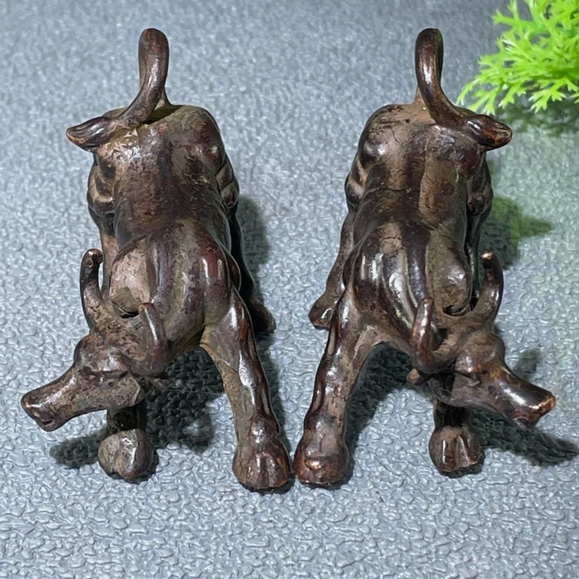 bronze cattle ornaments, a pair of copper Wang City cattle beckoning cows, Wall Street copper cattle home decoration pendulum