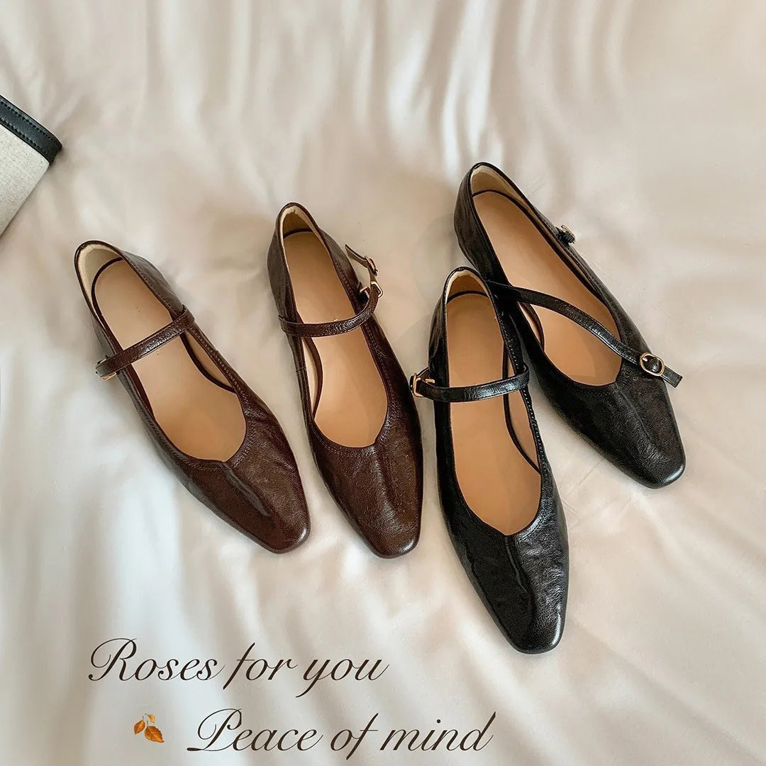 

Туфли Мэри Джейн на плоской подошве. Элегантные классические удобные мягкие женские туфли на низком каблуке в стиле ретро с квадратным носком.