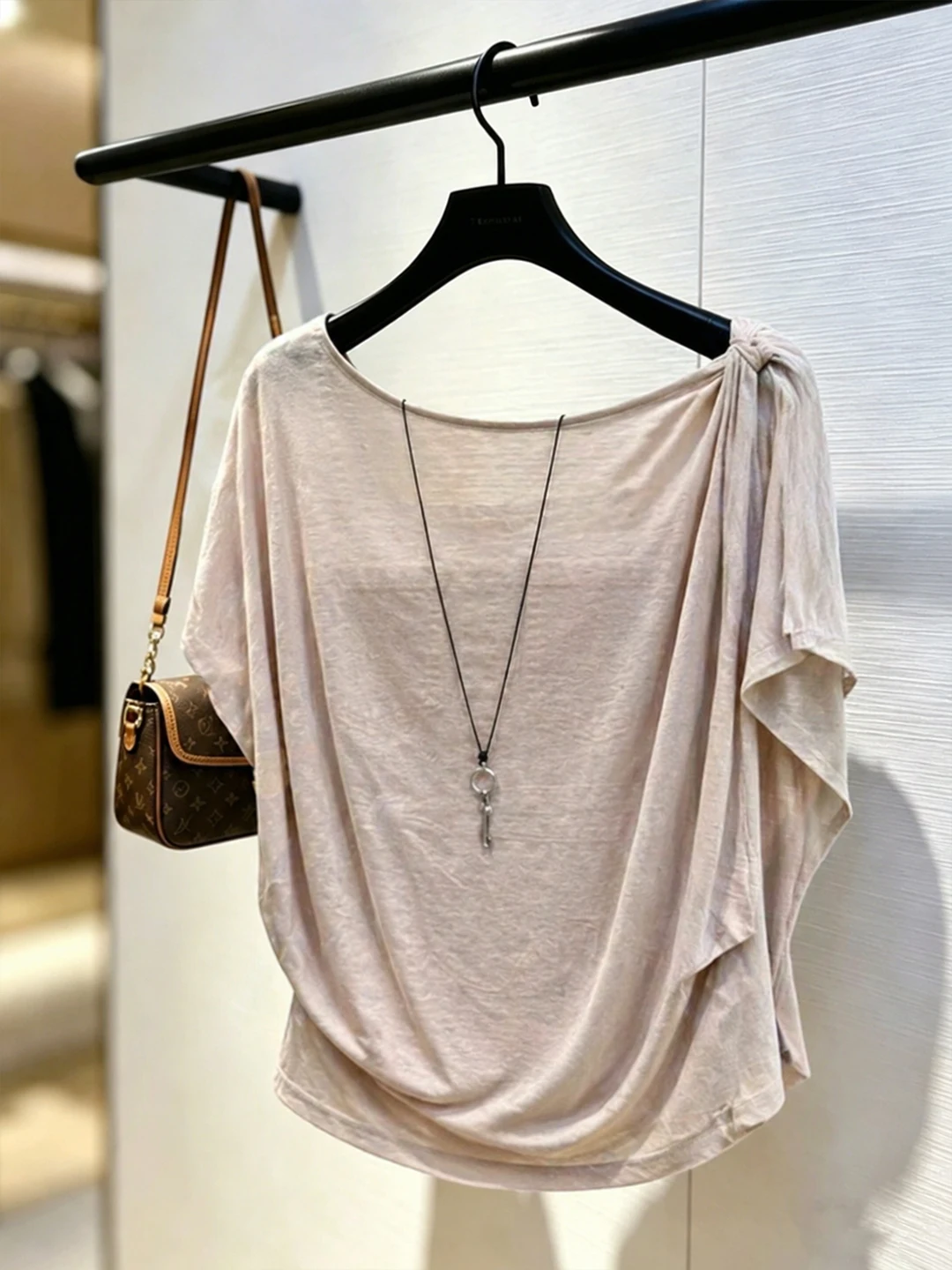 

Elegant Commuter Women's Short Sleeve T-Shirt Soft Skin-friendly Design Sensation Slimming Personality Korean Style Straight Cut