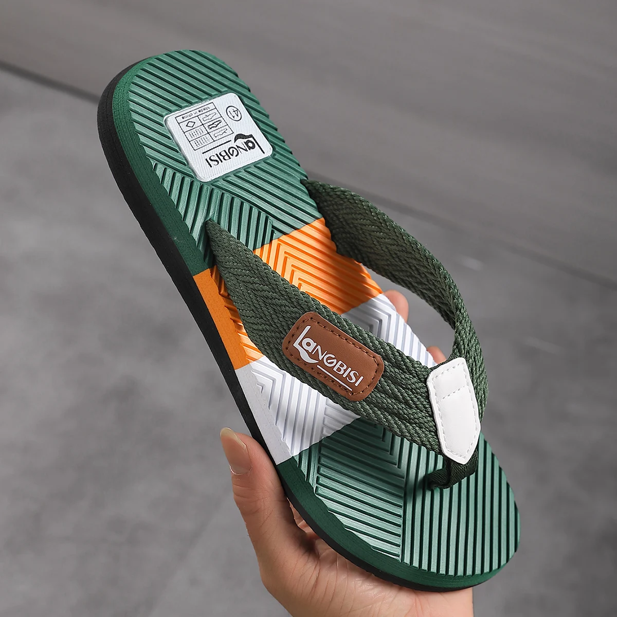 Herren-Flip-Flops, Herren-Sommerschuhe für den Außenbereich und den Strand, Herrenschuhe mit weichen Sohlen und weichen Oberflächen, Rutschfeste Technologie, Trendige Hausschuhe, Neue Leichte Arbeitssandalen, Farbblock-Design – Detail 5