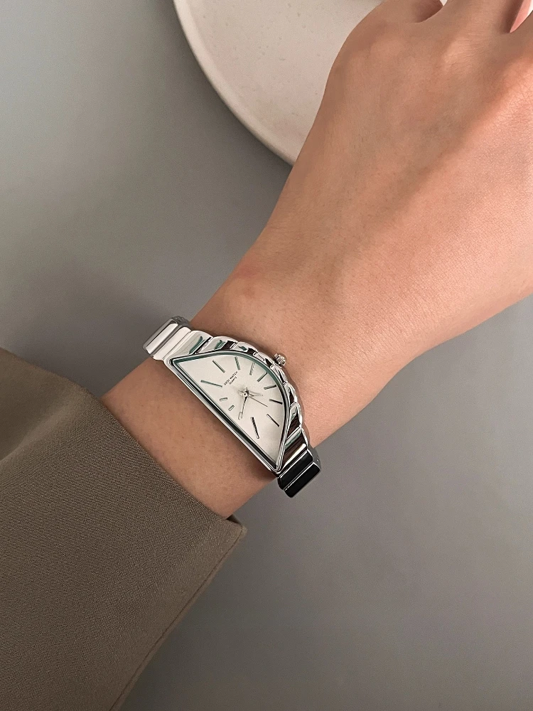 Women's Quartz Watch Golden Half Moon Plate Antique Fashion Niche Unique Design Ladies Watches Luxury