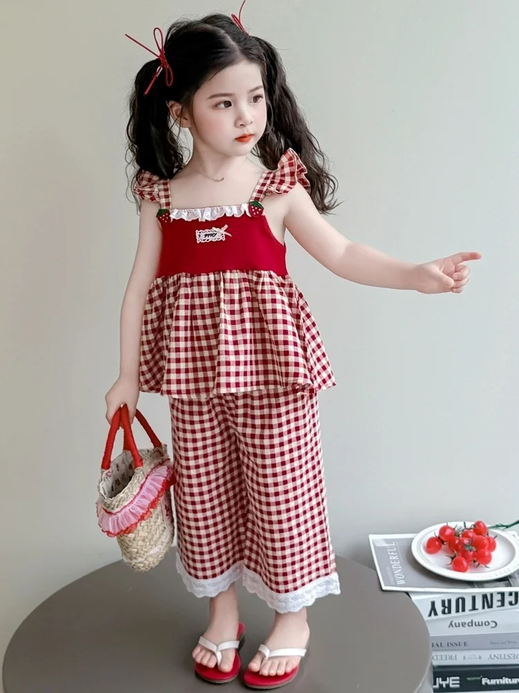 

Летняя одежда в клетку для девочек, новинка 2023 года, комплект из двух предметов с бретельками для маленьких девочек, хлопковый круглый пуловер, штаны из девяти предметов