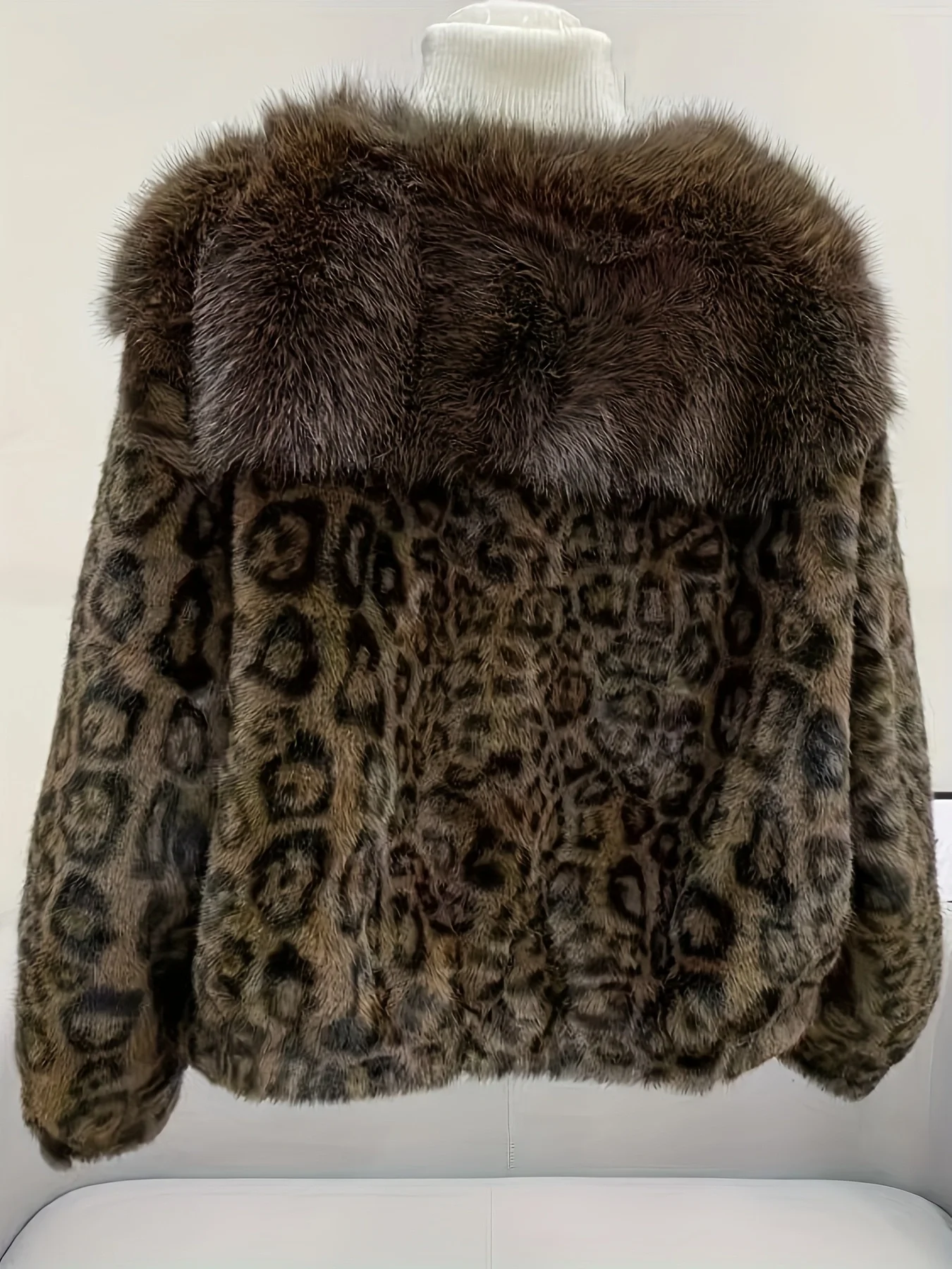 معطف فرو صناعي أنيق جديد مع زخرفة من الفرو الصديق للبيئة - سترة شتوية قصيرة للنساء، عصرية وأنيقة