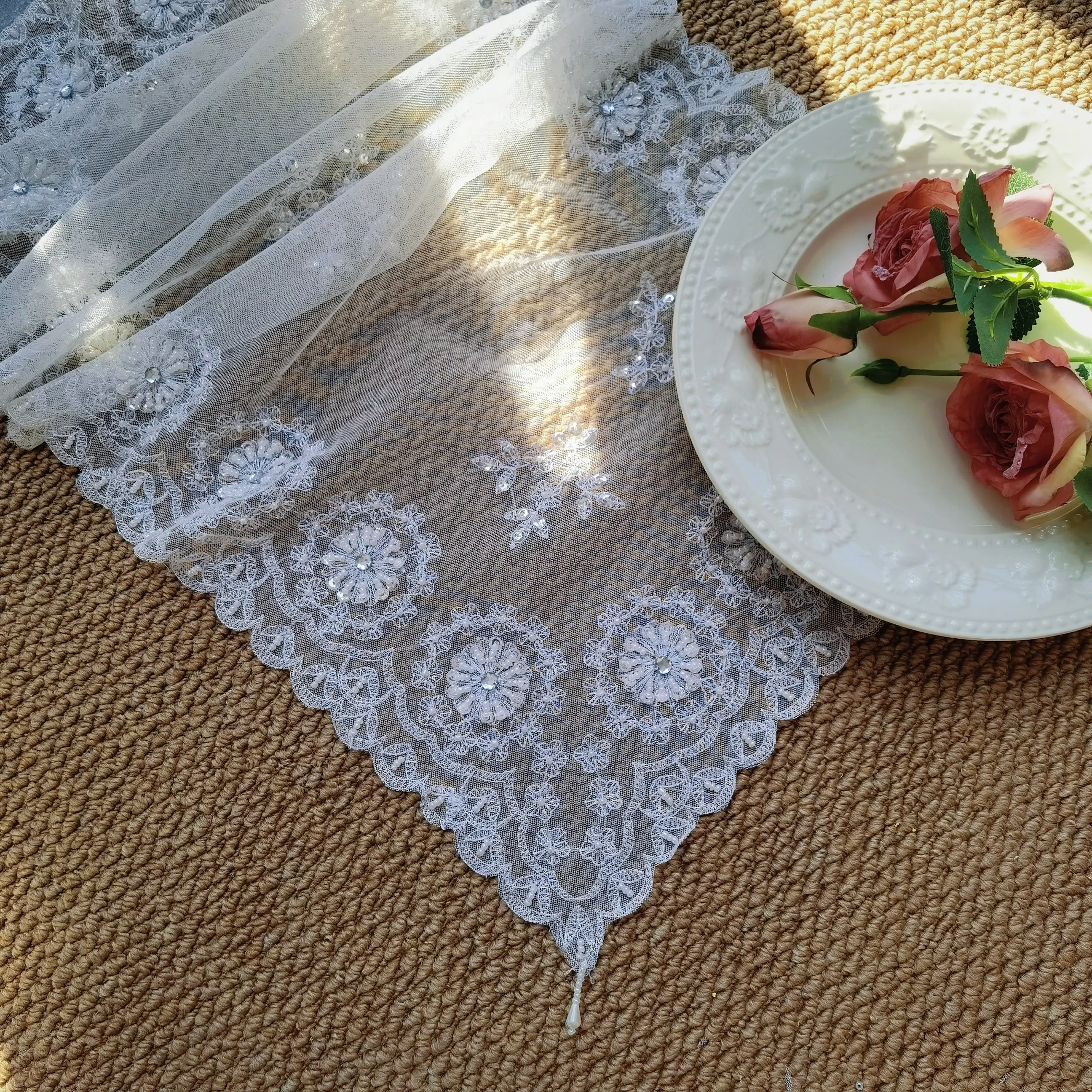 Tüll-Tischläufer Weiße Spitzen-Tischdecke Rechteckige Tischmatte Klavierabdeckung Wohnzimmer-Dekor Hochzeitstisch-Dekorationszubehör