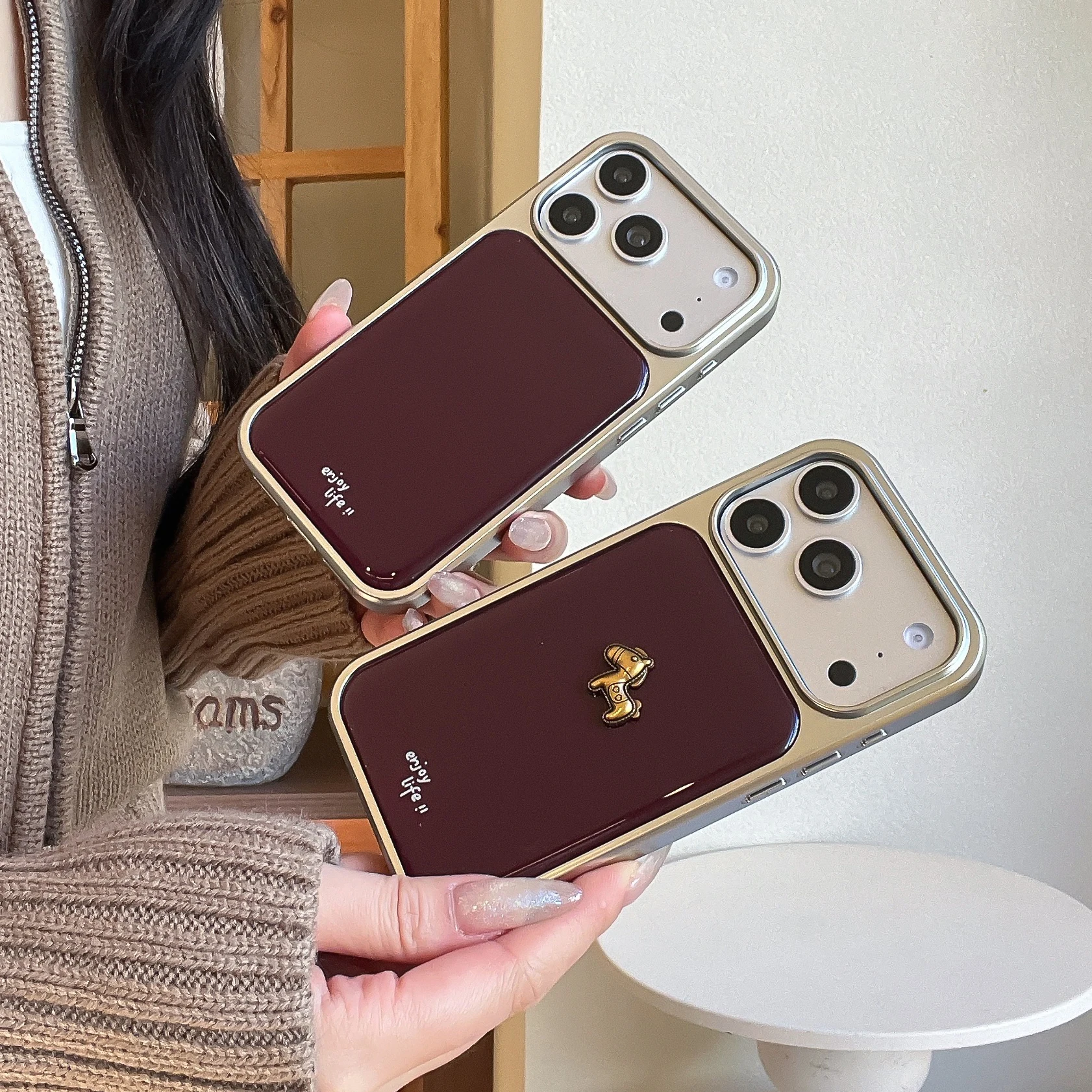 Elegantes, glänzendes 3D-Handyhülle-Design in Burgunderrot mit goldenem Pony-Anhänger für iPhone 18 17 16 15 14 11 12 13 Pro Max Plus Rückseiten-Cover – Detail 6