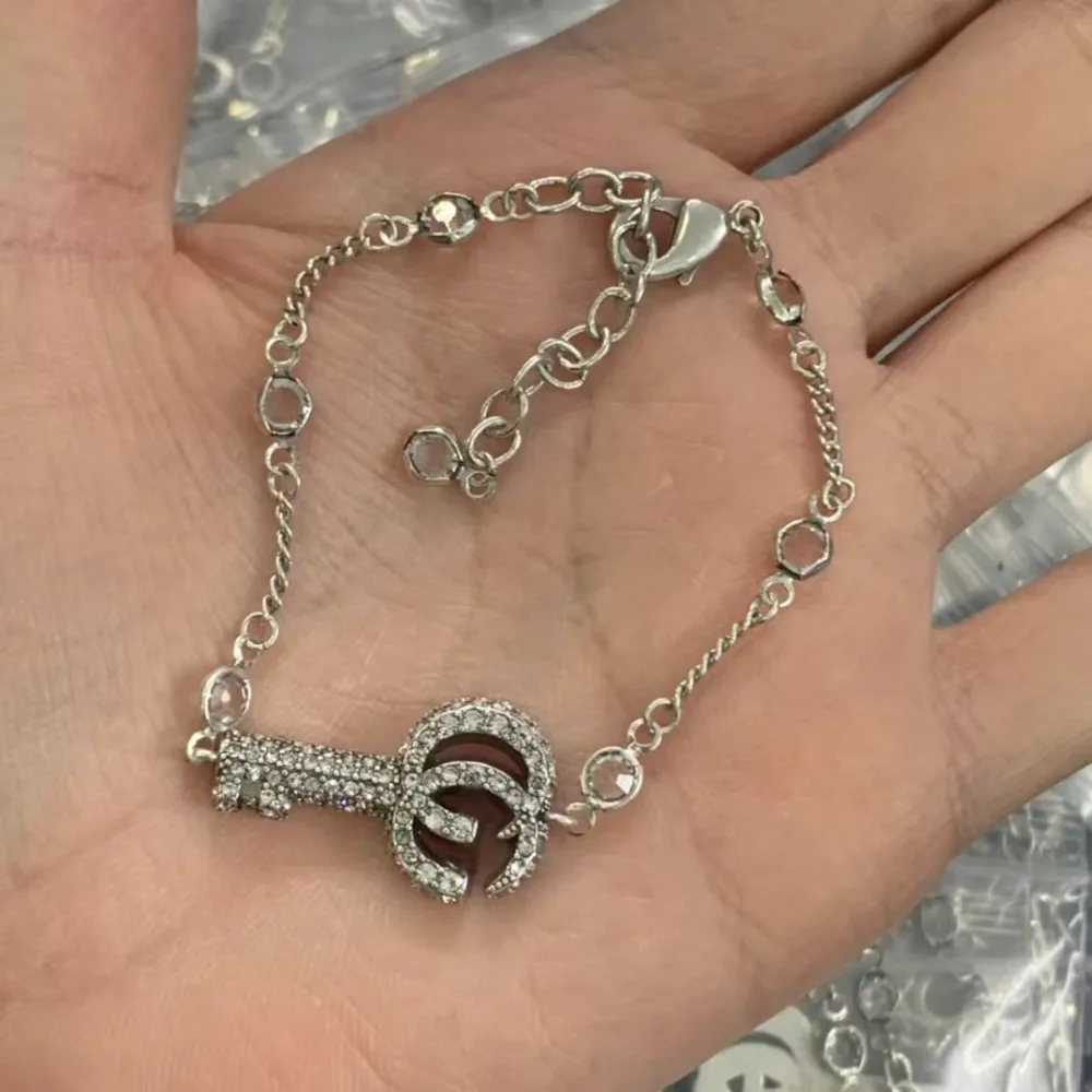 2025 جديد سلسلة فاخرة خفيفة سوار شخصية الموضة تنوعا الراقية هدية