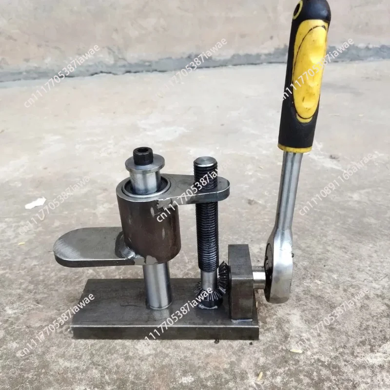 Small lift lifting platform specially takes off the screw God rotating lift