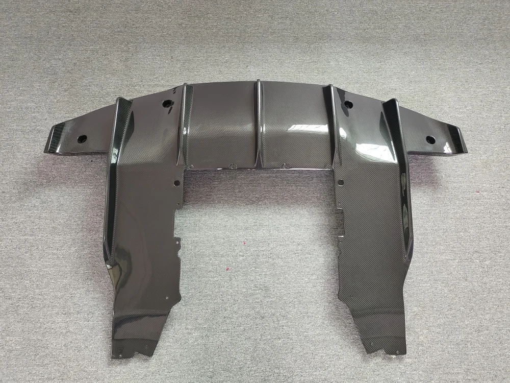 

Используется для McLaren 720S, высококачественный комплект заднего диффузора в стиле R из углеродного волокна