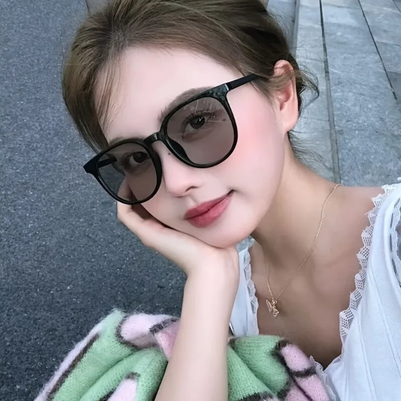 1pcs Unisex Fashion Large‑Frame Photochromic Glasses, Lenses Shift From Clear To Gray with Blue Light Blocking Function