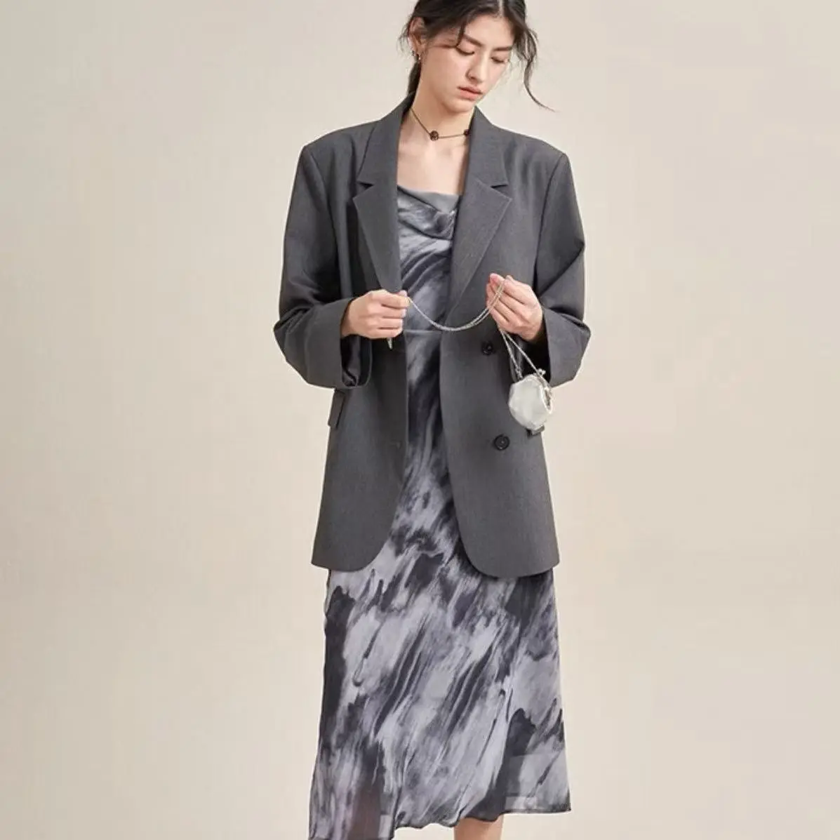 เสื้อสูทสีเทาทรงโอเวอร์ไซส์ สไตล์ชุดทำงาน หรูหรา ทรงหลวมสบาย ดีไซน์ไหล่ตกแบบดรอปโชว์เดอร์ กระดุมติดด้วยมือ ใช้ได้หลากหลายโอกาส