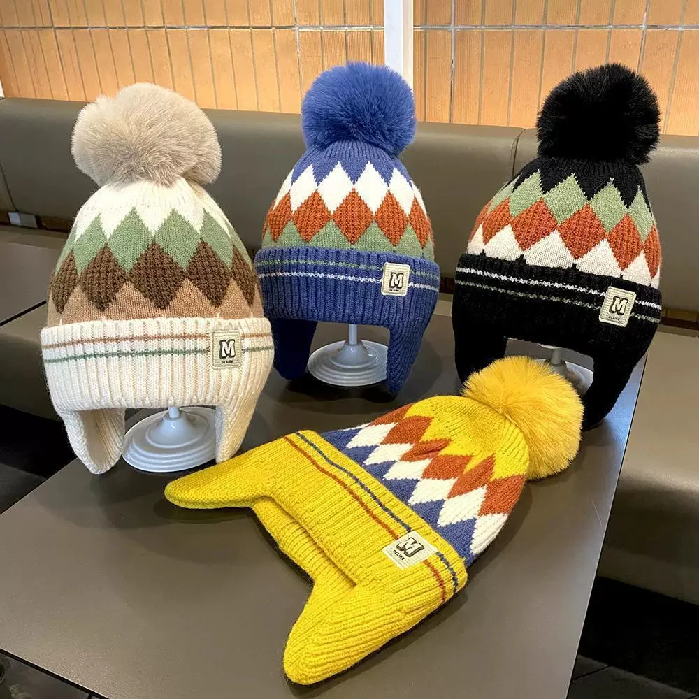 Nuevo gorro tejido para niños, gorro cálido de invierno con orejeras de felpa con pompones, gorro a prueba de viento y frío, regalo para niños