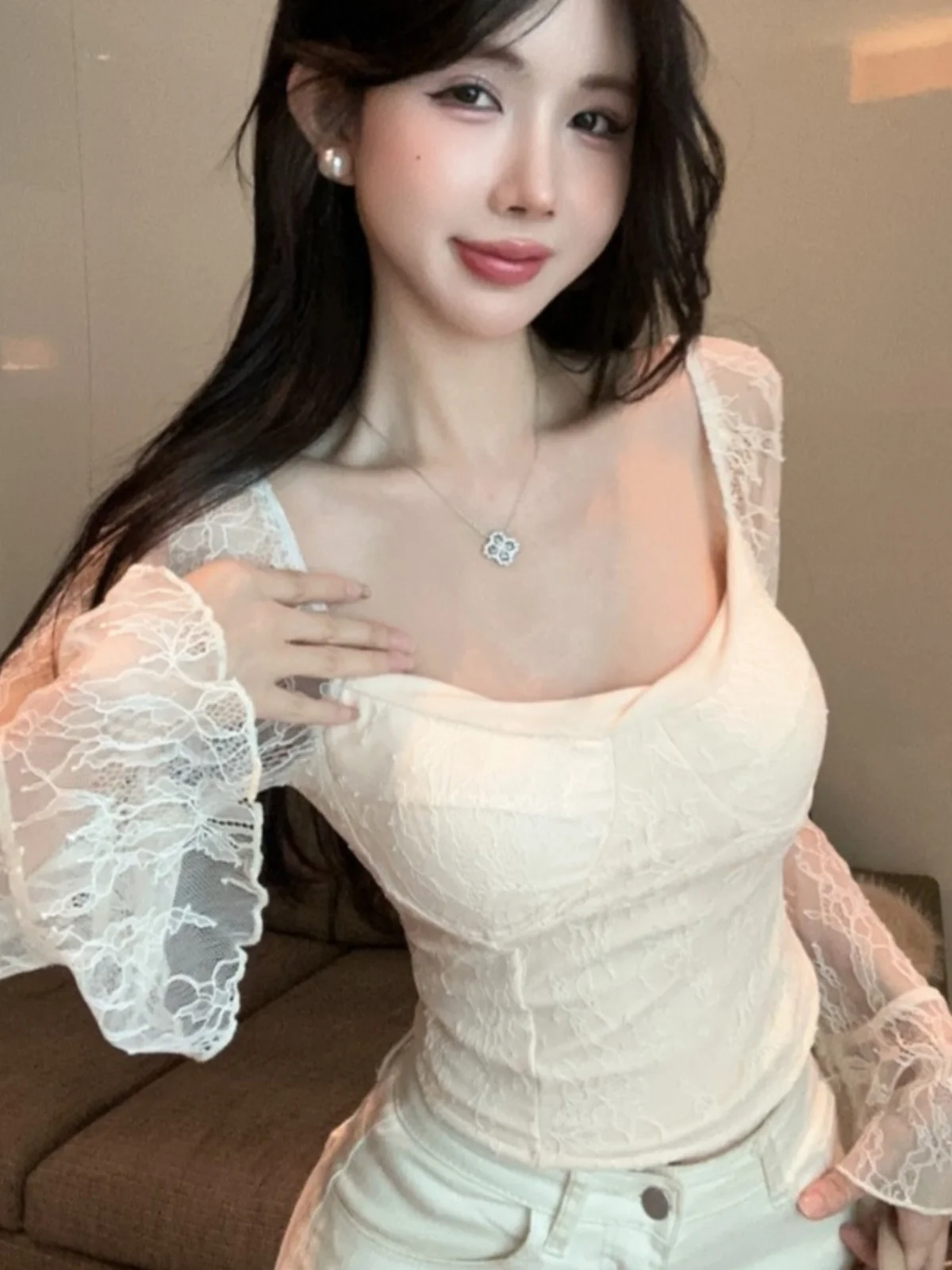 セクシーなレースシフォントップ女性の秋冬小さいサイズエレガントなインナースクエアカラー長袖痩身ベースシャツ