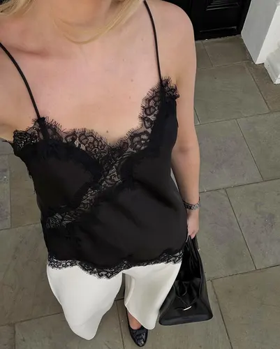 Tops cortos de encaje negro para mujer, camisetas sexys y elegantes con cuello en V sin mangas, camisetas Y2K para chica, ropa de calle informal, camisetas de verano 2025