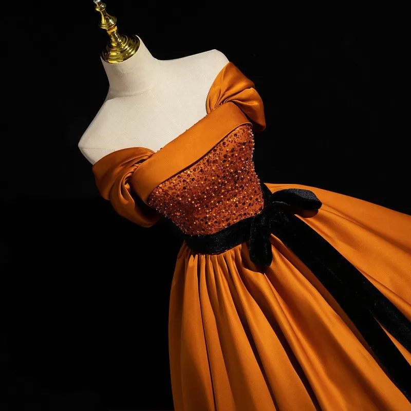 Um vestido de performance de dança laranja inchado e elegante