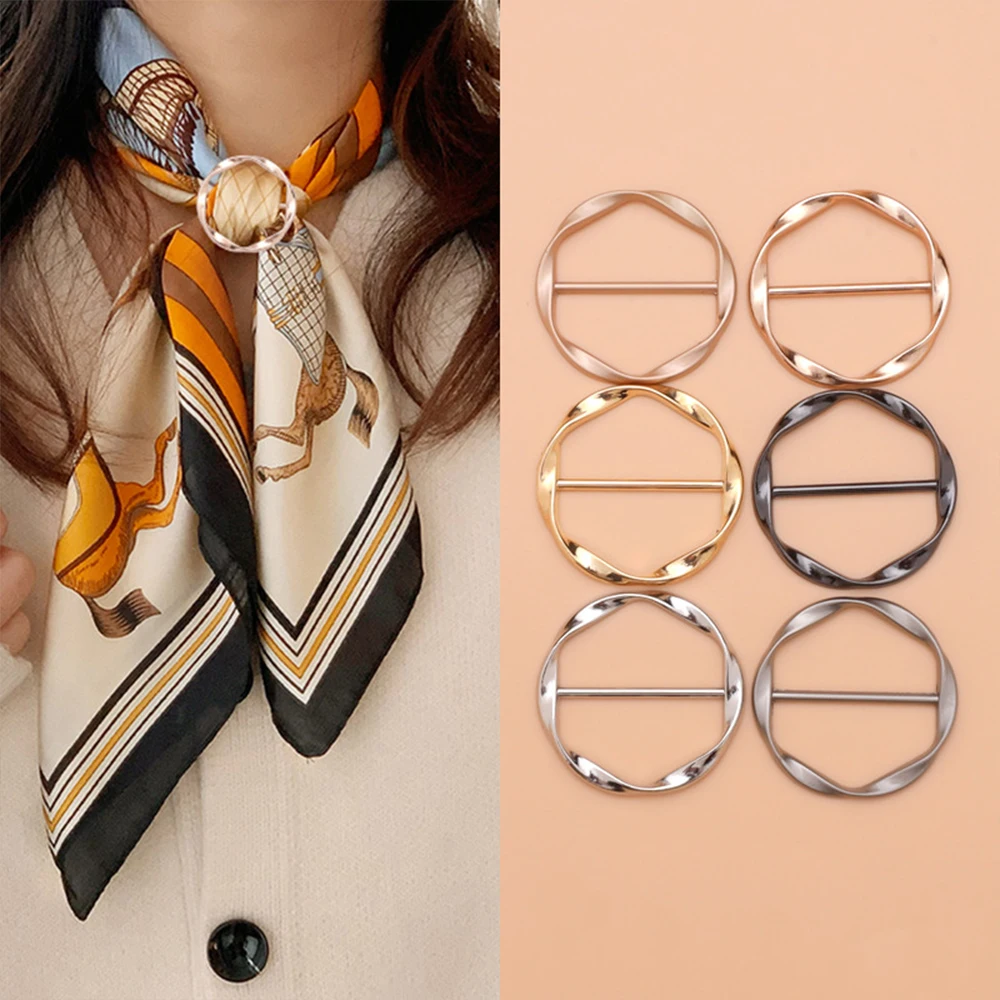 

1pc Minimalist Round Silk Scarf Buckle, Multi-Functional Hem Knot Buckle, Coat Belt Decoration Clip, Fashion Clothing Accessory