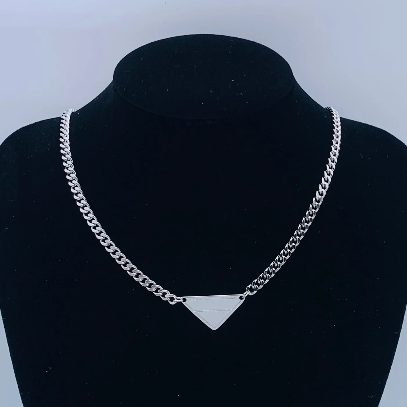 

Новое эмалевое ожерелье с треугольным кулоном на цепочке-жгуте, золотистое/серебристое, модные женские ювелирные украшения