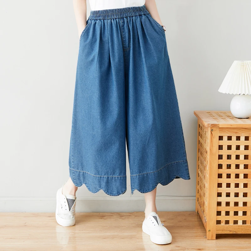 Letnie spodnie jeansowe plus size z elastyczną talią, w jednolitym kolorze, wyszczuplające, z szerokimi nogawkami, z kwiatowym wykończeniem, długość 7/8, codzienne, modne, lato 2023.
