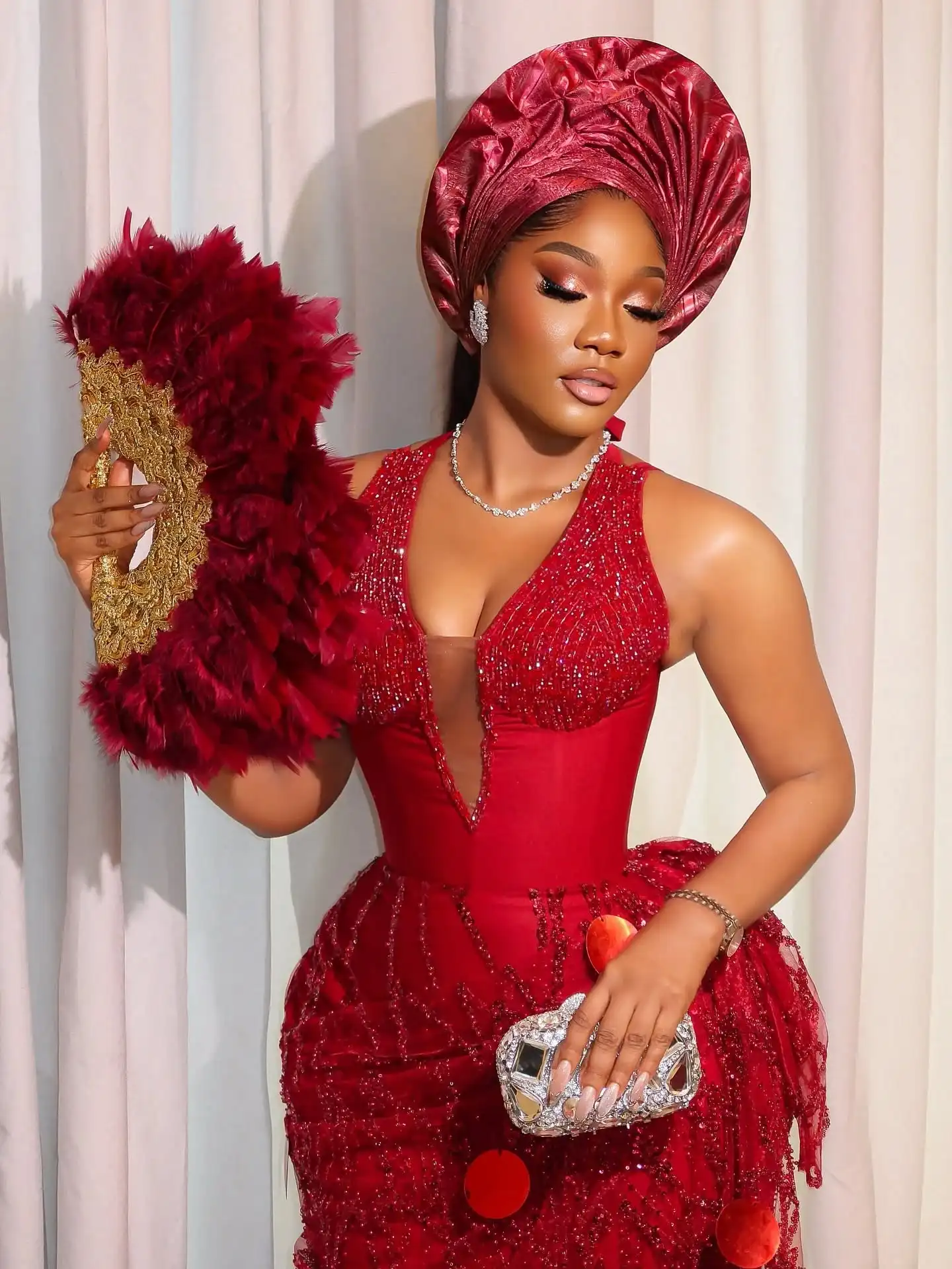 最新のレッドスパンコールレースイブニングドレスかわいいVネックストラップレスロングフォーマルドレススパークリングスパンコールウェディングカクテルドレス